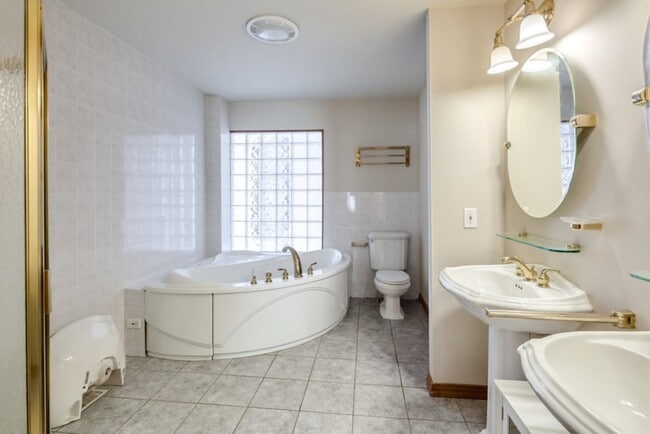 Building Photo - Spacious Three Bedroom Graduate Hospital Home w/ Roof Deck!