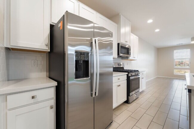 Building Photo - 3 Bedroom Townhome for Rent in Cadence Henderson | Solar Home | Master-Planned Community Near Las...