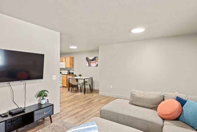 Building Photo - Move-In Ready 3BR Furnished Apartment Near ISU