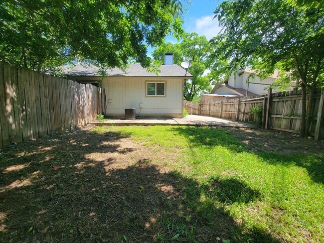 Building Photo - 907 Bird Creek Dr