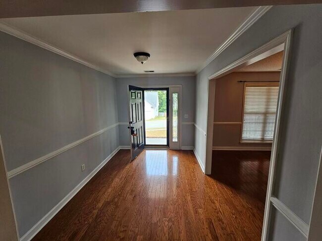 Building Photo - Elgin beauty with large bonus room