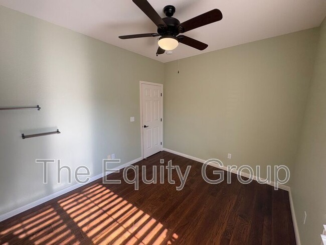 Building Photo - 2650 W Oakridge Ave