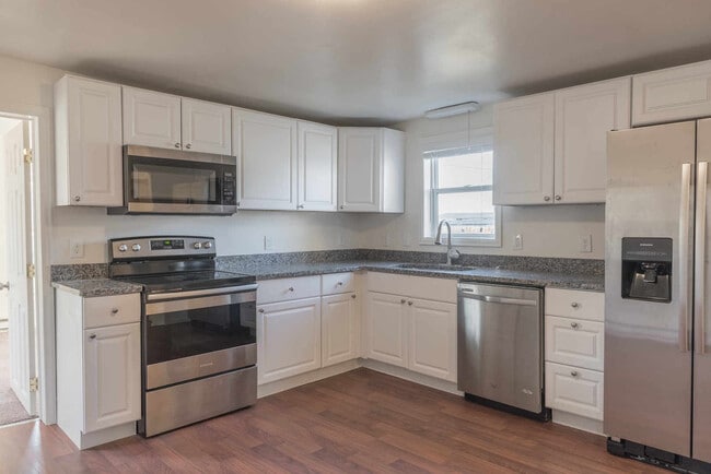 Building Photo - UPDATED 2 Bedrm  1Bath Home - Granite, Stainless Steel Appliances