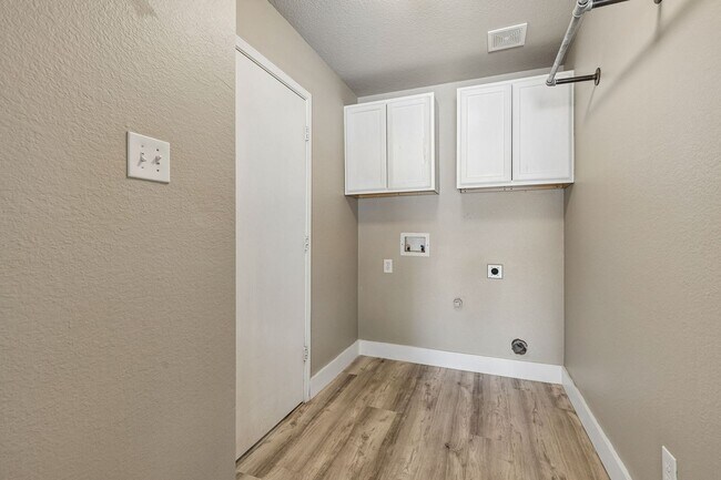 Building Photo - Stylish, Move-In Ready Living in Justin