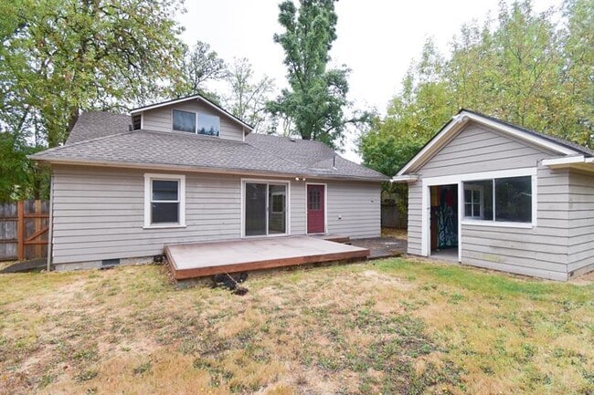 Building Photo - 2334 Augusta St