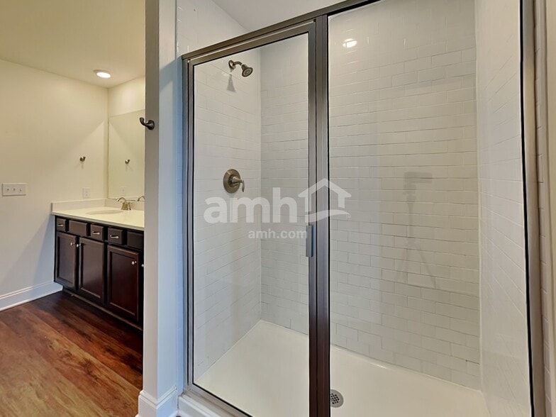 Building Photo - 5223 Valor Dr