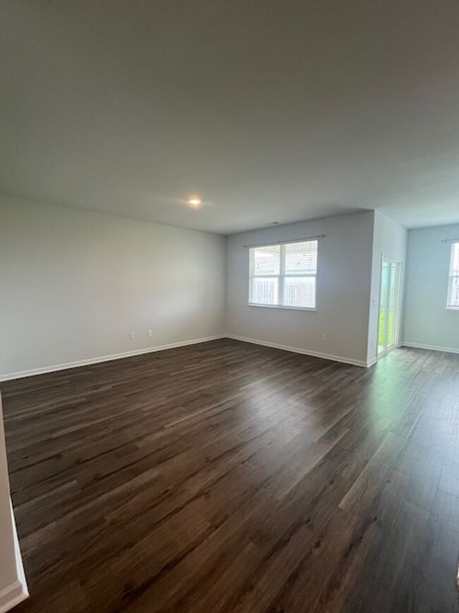 Building Photo - 3 Bedroom Home in Waterside Community of S...