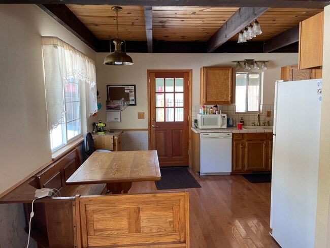 Building Photo - Great County Location - 3 bed, 2 bath with Garage