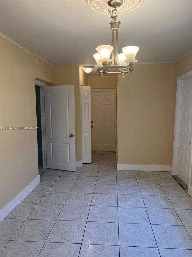 Building Photo - 1020 W 2nd St