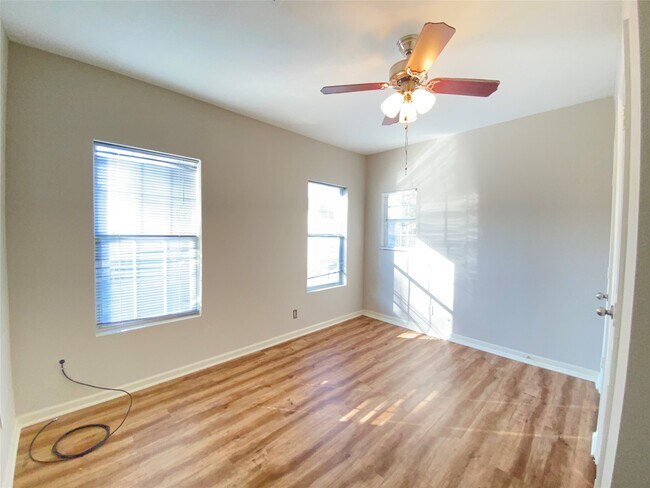 Building Photo - 410 Woolworth St