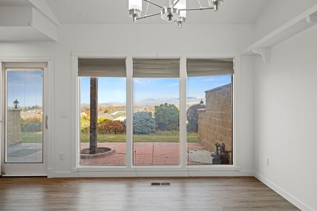 Building Photo - Mid-Century Modern home with stunning view...