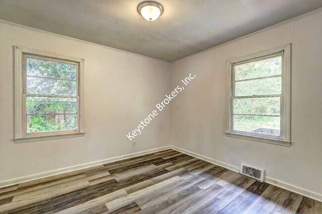 Building Photo - 2634 Tredway Dr
