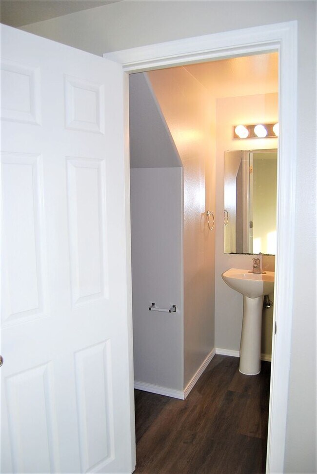 Building Photo - 4 bedroom 2.5 Bath NE Salem OR