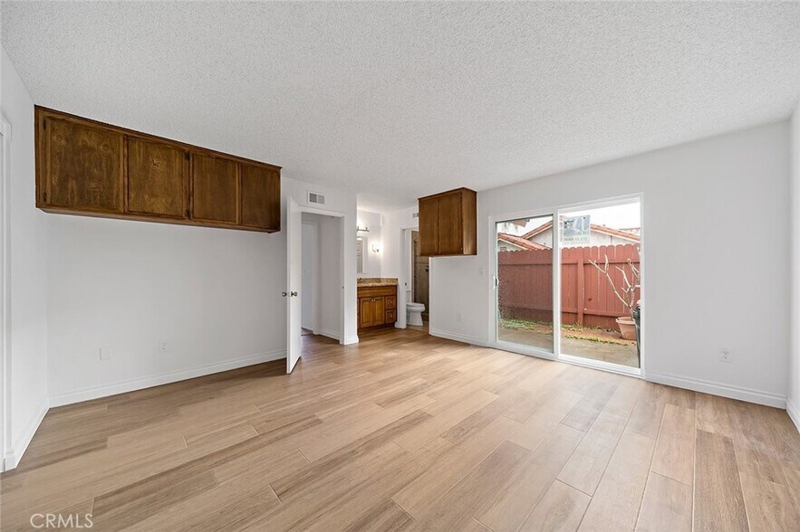 Building Photo - 5166 Dunbar Dr