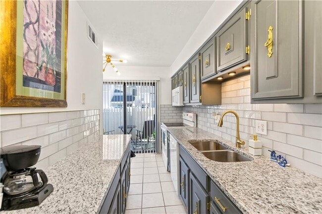 Building Photo - 2685 Meadowlawn Dr