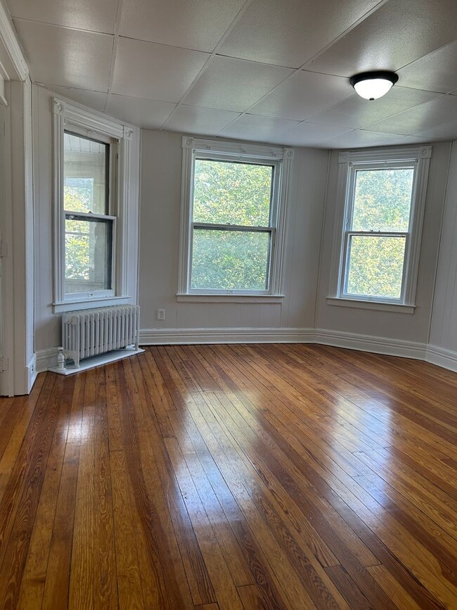 Building Photo - 1 Bedroom, 1 Bathroom with Den on Union St...