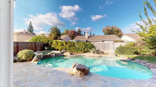 Building Photo - 2638 E Skyview Ave