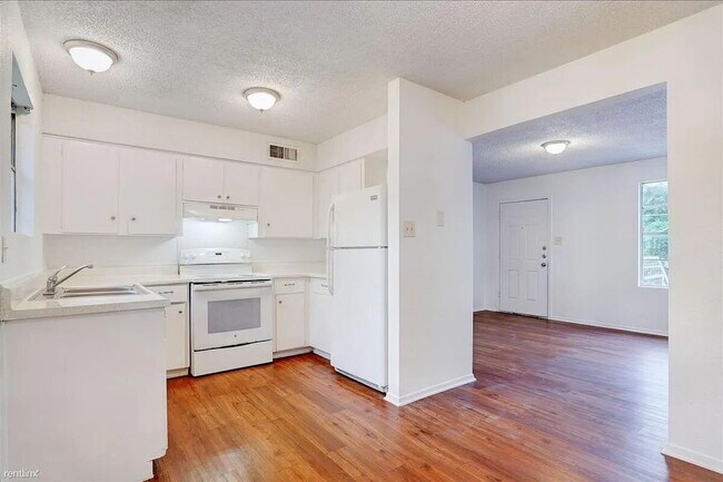 Building Photo - 714 Martindale Rd
