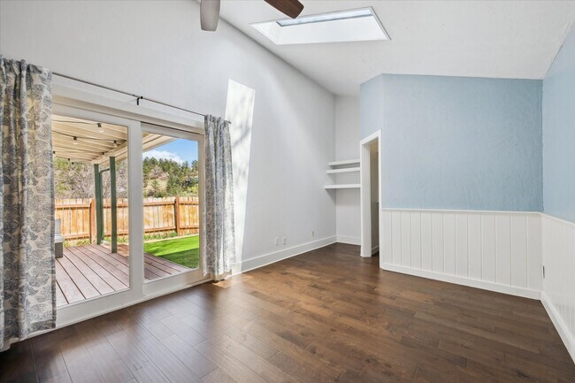 Building Photo - 2733 S Riverview Dr