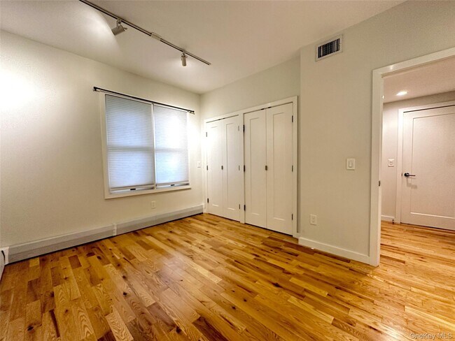 Building Photo - 437 Warburton Ave