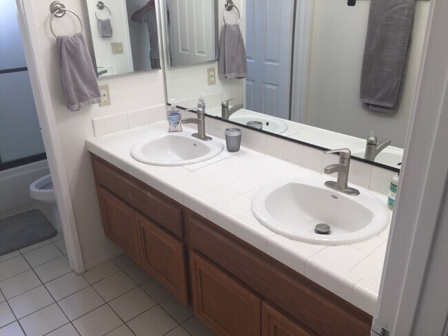 Second bathroom - 15928 Caminito Aire Puro