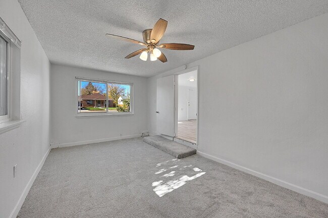 Building Photo - $2,295 - 3 Bed, 1 Bath Newly Updated Home In Denver with Fenced in Yard!