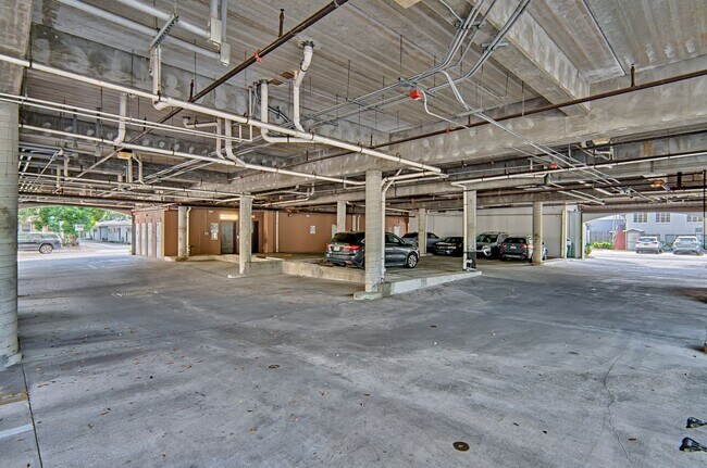Building Photo - Lionsgate #214