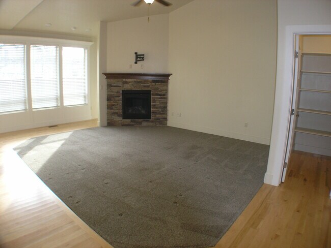 Building Photo - 2537 E Hidden Crk St