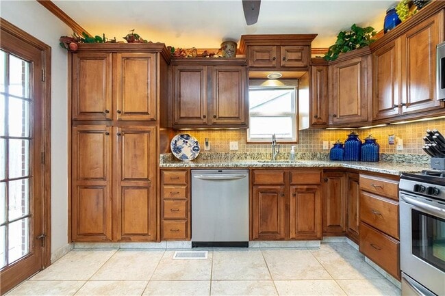 Building Photo - 1504 Johnston Dr