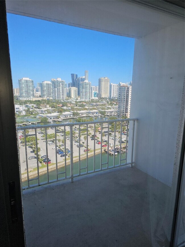 Building Photo - 500 Bayview Dr