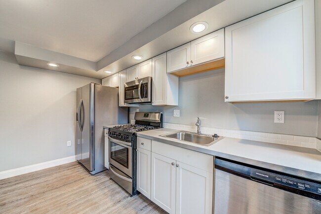 Building Photo - 744 Proctor Wy