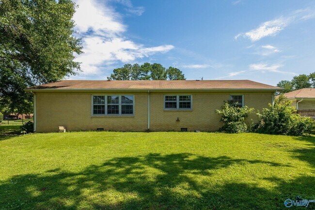 Building Photo - 904 SE Chatterson Rd