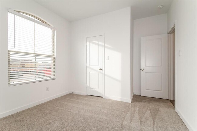 Building Photo - 1908 Ponderosa Pne Ln