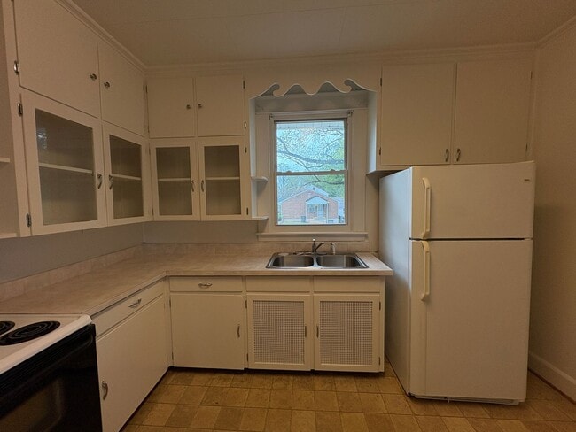 Building Photo - Spacious 2-3 bedroom house! Located on sid...