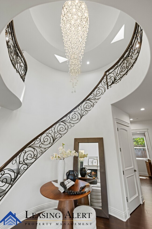 Building Photo - 5011 Hayvenhurst Ave