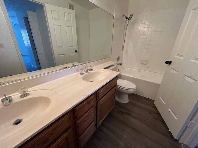 Building Photo - BEAUTIFULLY UPGRADED CONDO - SPACIOUS 2 BE...