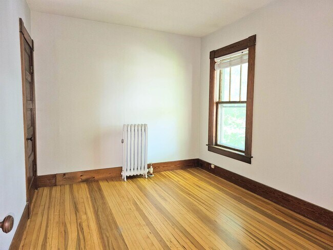 Building Photo - 446 Milton St