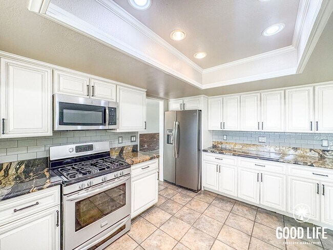 Building Photo - SD: Stunning 4BD/3BA Home in Vista with Panoramic Views, Private Balcony & Large Yard