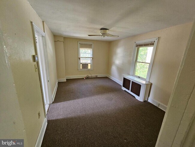 Building Photo - 106 N Valley Rd