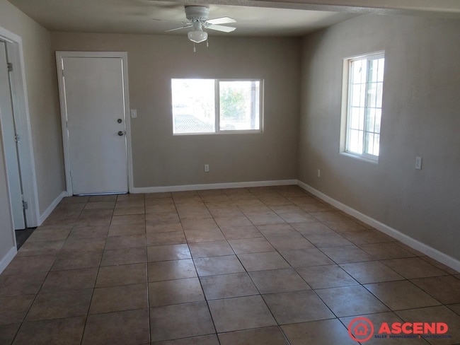 Building Photo - Cozy 1BR/1BA in Bakersfield – 624 Sq Ft, Washer/Dryer Hookups, Small Pets Welcome!