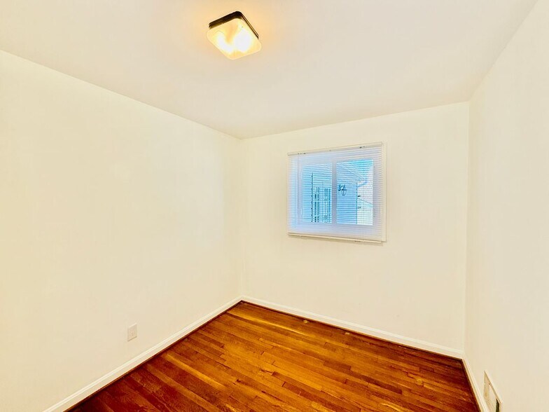 Building Photo - 4416 Hallet St