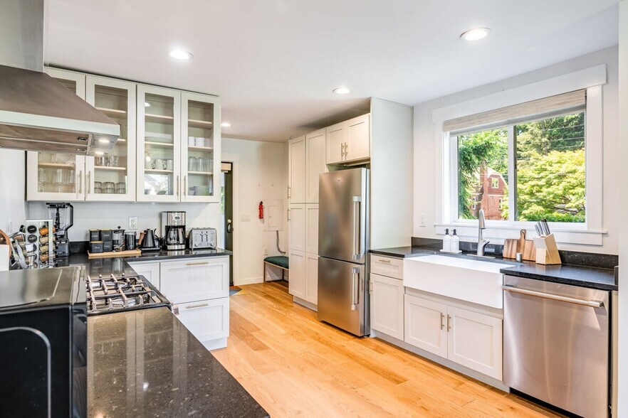 Building Photo - 8515 29th Ave NW