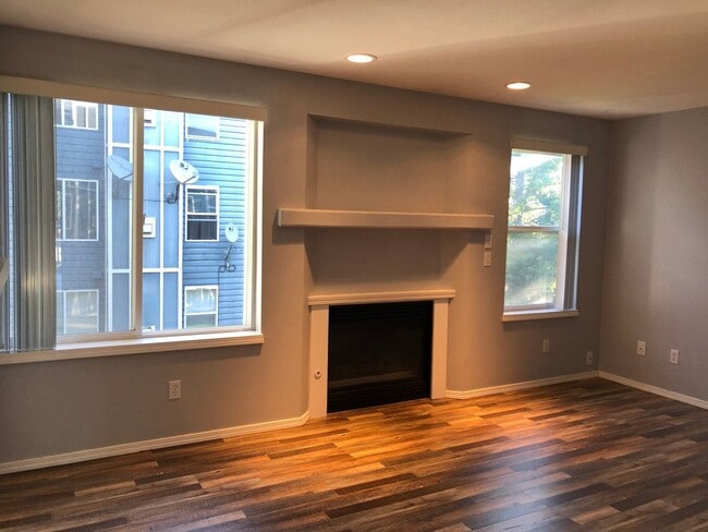 Building Photo - ***PENDING APPLICATION***Modern and spacious 2 bedroom condo with bonus room!