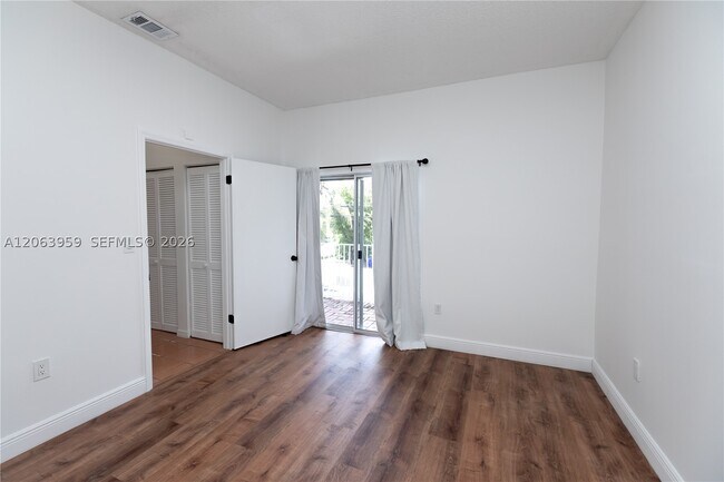 Building Photo - 3007 Bird 11