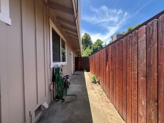 Building Photo - Inviting Duplex Just 5 Minutes from Sac State