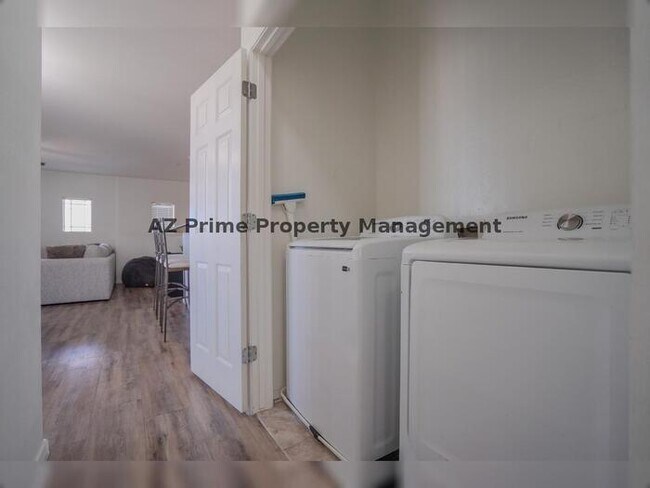 Building Photo - 8115 W Lynwood St