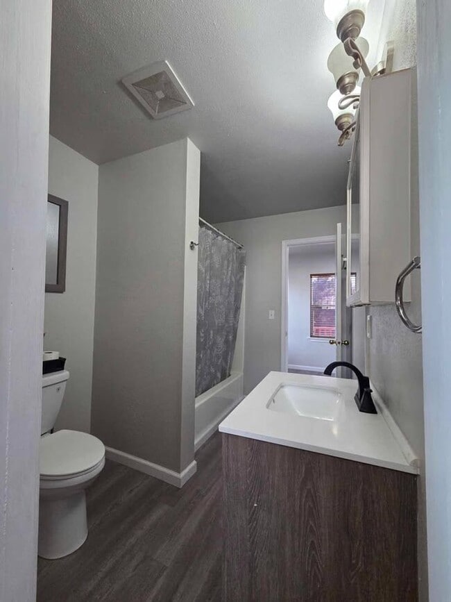 Building Photo - Charming 2 Bedroom With Valley View!
