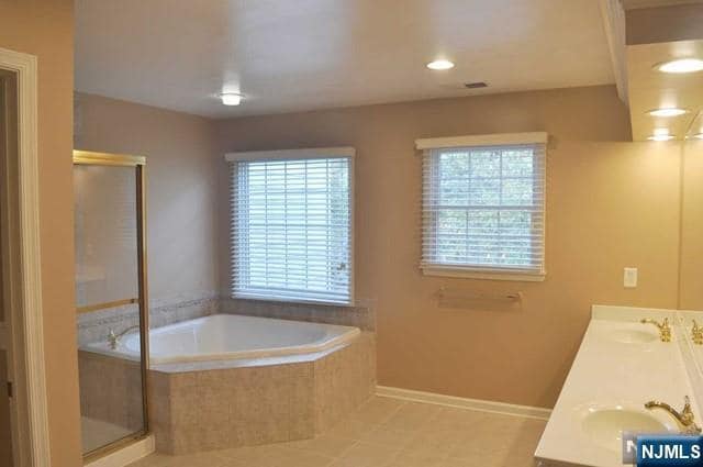 Building Photo - 124 White Pine Ct