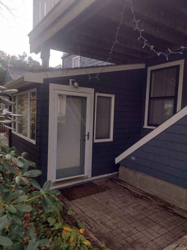 Building Photo - Beautiful first floor 1 bedroom condo in a great location now available!