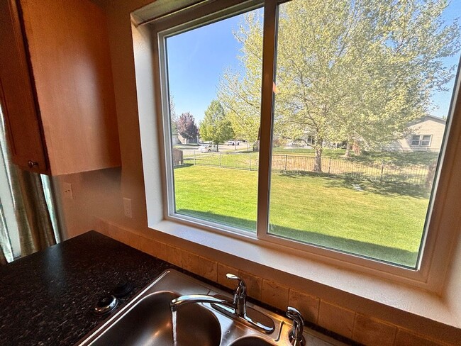 Building Photo - Ready for Move In - Cedar Creek Spacious L...